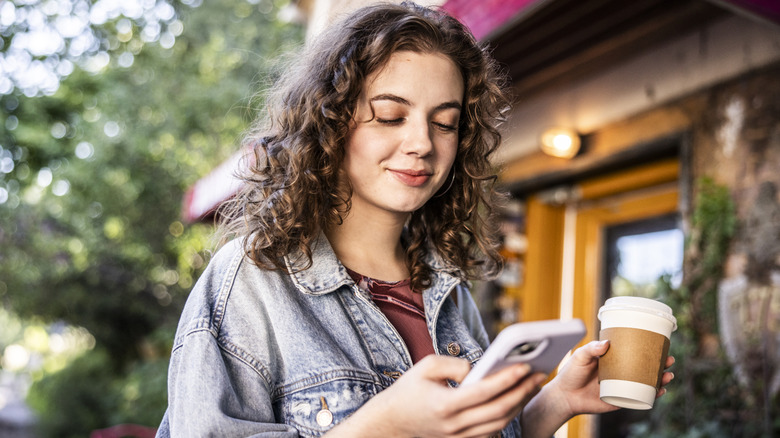 Mujer mirando su teléfono